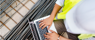 homme casque chantier