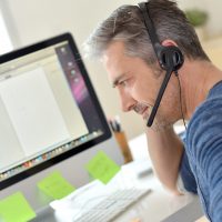 homme au téléphone