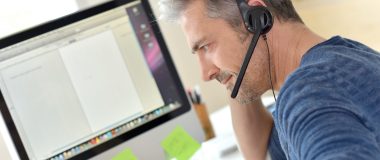 homme au téléphone