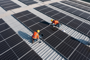 Travailleurs sur toit avec panneaux photovoltaïques
